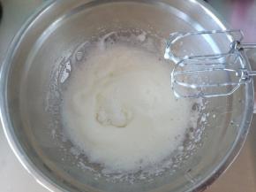 开高速打发至细腻的泡沫时加入剩下的1/2细砂糖
