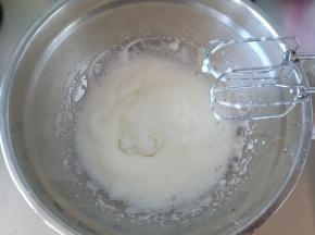 开高速打发至细腻的泡沫时加入剩下的1/2细砂糖