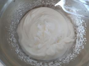 继续高速打发至纹路清晰时将剩余的细砂糖全部倒入