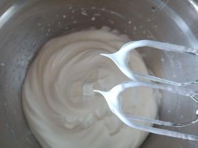 低速打发至提起打蛋器呈小尖角状态