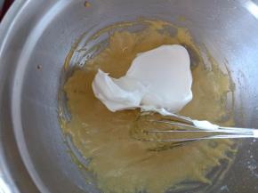 取1/3蛋白霜加入到蛋黄糊中