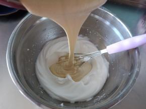 再倒入剩余的蛋白霜中