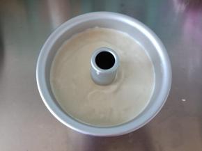 倒入6寸加高中空模具中，刮平表面，震去大气泡