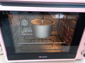 送入预热好的烤箱，150度上下火烤40分钟