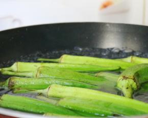 锅中添水烧开，放入秋葵