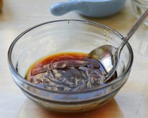 将步骤二的辅料倒入碗中混合均匀