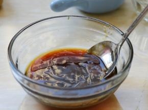 将步骤二的辅料倒入碗中混合均匀