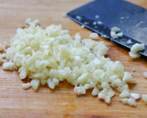 大蒜剁成蒜末