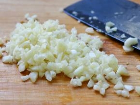 大蒜剁成蒜末