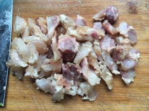 将炖好的牛蹄筋切薄片或碎块，建议切小点更利于入味；