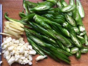 炖蹄筋期间，将辣椒切斜块，生姜、大蒜切碎备用；