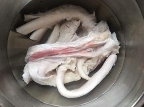 牛蹄筋洗净；