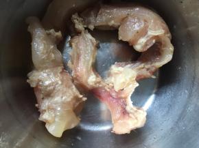 启动电饭煲煮蹄筋功能，选择压力口感（软烂口感6），点击启动，自然放气后取出；