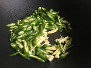 起锅热油，倒入生姜、蒜末、辣椒煸香；