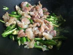 倒入牛蹄筋翻炒；