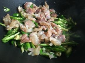 倒入牛蹄筋翻炒；