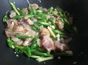 倒入2勺料酒去腥，不停翻炒；