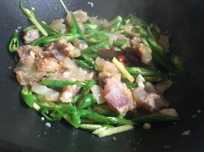 料酒收干后，继续倒入1勺生抽、半勺老抽、1勺蚝油、少许盐调味；