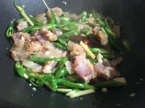 料酒收干后，继续倒入1勺生抽、半勺老抽、1勺蚝油、少许盐调味；