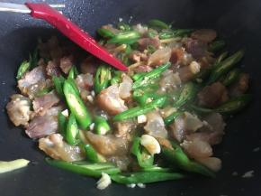 倒入少许炖牛蹄筋的高汤，使盐等调味料融化混合更均匀，更易入味；