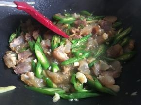 倒入少许炖牛蹄筋的高汤，使盐等调味料融化混合更均匀，更易入味；