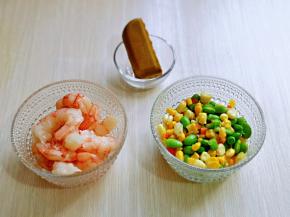 准备好咖喱虾仁的食材。