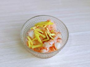 首先将虾仁去除虾线，放入切好的姜丝，十三香，盐，料酒，抓拌均匀腌制5分钟。