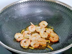 炒制虾仁变色盛出备用。