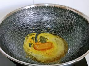 另起油锅，加入咖喱块，小火将其炒化。