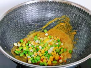 加入玉米粒，毛豆粒翻炒均匀，加入半小碗纯净水。