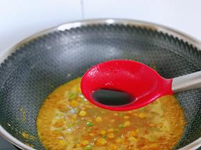 再加入一小勺生抽提鲜，烧开后转小火将毛豆烧熟。