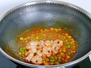 再加入煸炒过的虾仁，小火翻炒1分钟出锅。