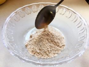 二汤匙杂粮粉加入一个汤碗中。