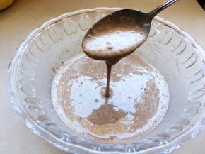 直至搅拌成无干粉颗粒，面糊呈直线流淌的状态。