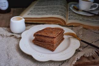 把烙好的薄饼切开，装盘。