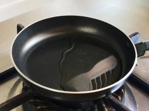 锅中加少许油，待油热后关至小火。