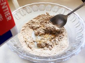 分次少量加入牛奶，且每次搅拌均匀后再加下次牛奶。