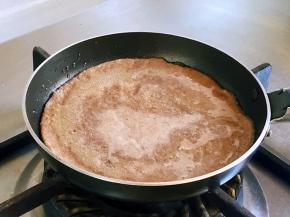 待表面凝固后，翻面，煎至两面微焦出锅。