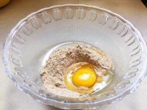 再打入一个鸡蛋。