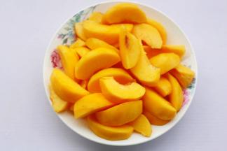 用刀沿黄桃转一圈去核，切成块。