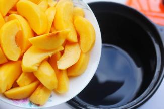 倒入干净无油的锅中。