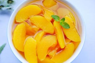 黄桃成熟期短，每年上市只有1个月左右，采摘后只能保存7天，把黄桃做成罐头，更能美味锁鲜，抓紧吃黄桃的黄金时间哟！