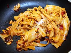 翻炒至冷面变软后，加入白糖调味（酱本身很咸就不要再放盐了）