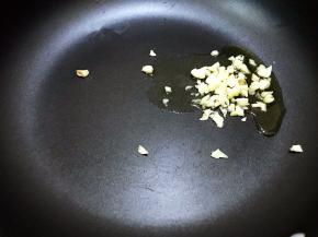 锅里加入少许植物油，放入蒜末爆香