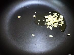 锅里加入少许植物油，放入蒜末爆香