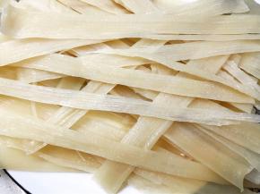 冷面片撕成细条