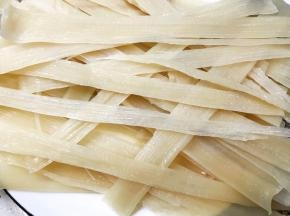 冷面片撕成细条