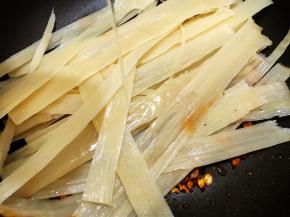 放入冷面条，淋上半碗清水