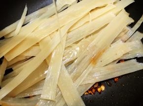 放入冷面条，淋上半碗清水