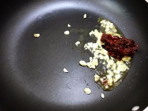 加入一勺郫县豆瓣酱